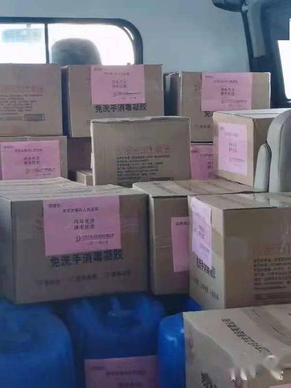 真情呵護(hù) 今日送達(dá) 一批由 江蘇今日衛(wèi)生用品公司 捐贈(zèng)的愛心物資將運(yùn)至淮安